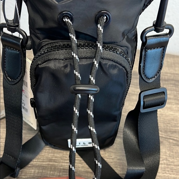 Wilo The Label Black Hydration Bag with Cell Phone/Keys Pocket - Picture 9 of 13